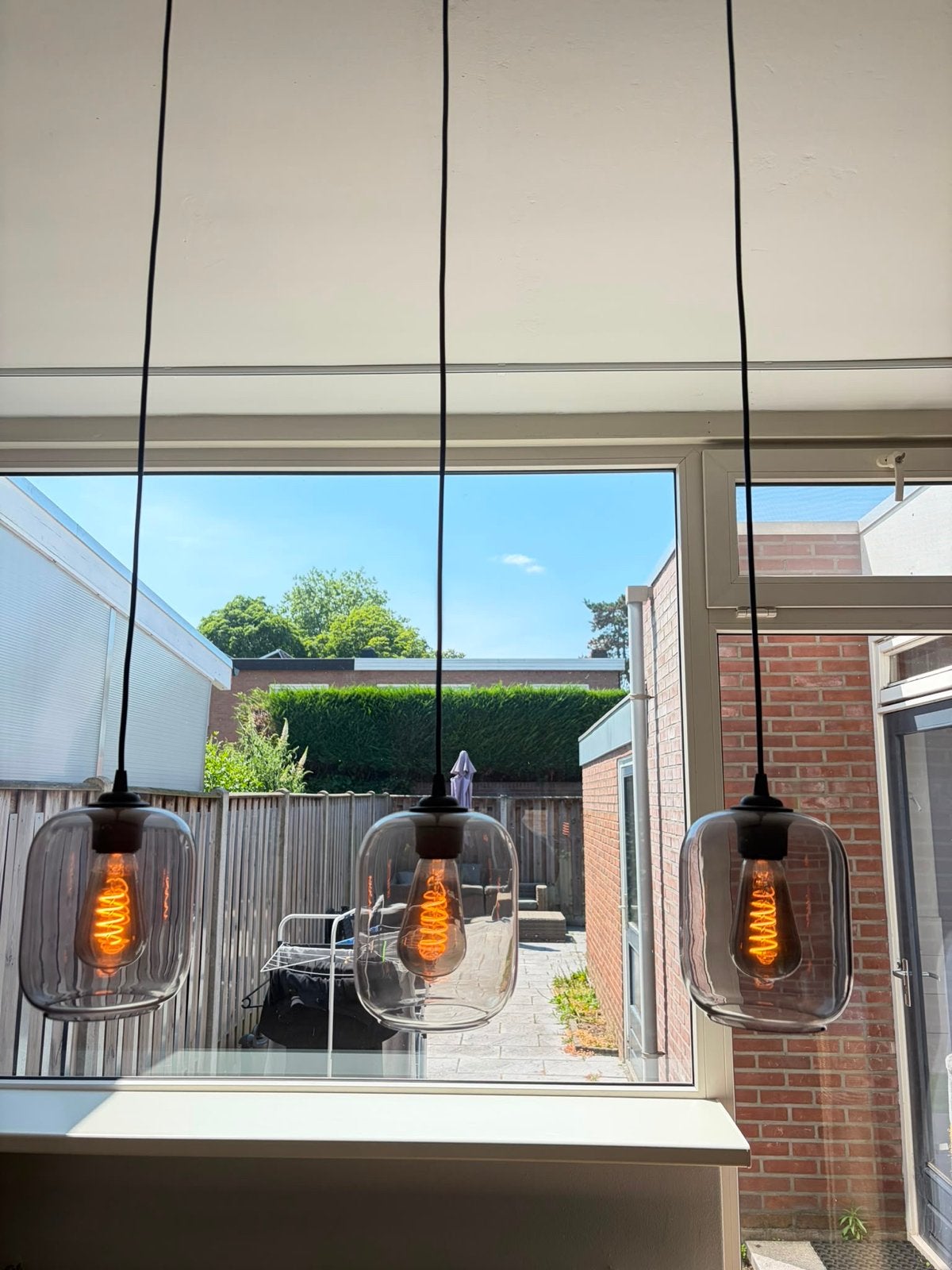 Moderne hanglamp met 3 glazen kappen/ rookglas., Ophalen, Zo goed als nieuw, Glas, E27 (groot)