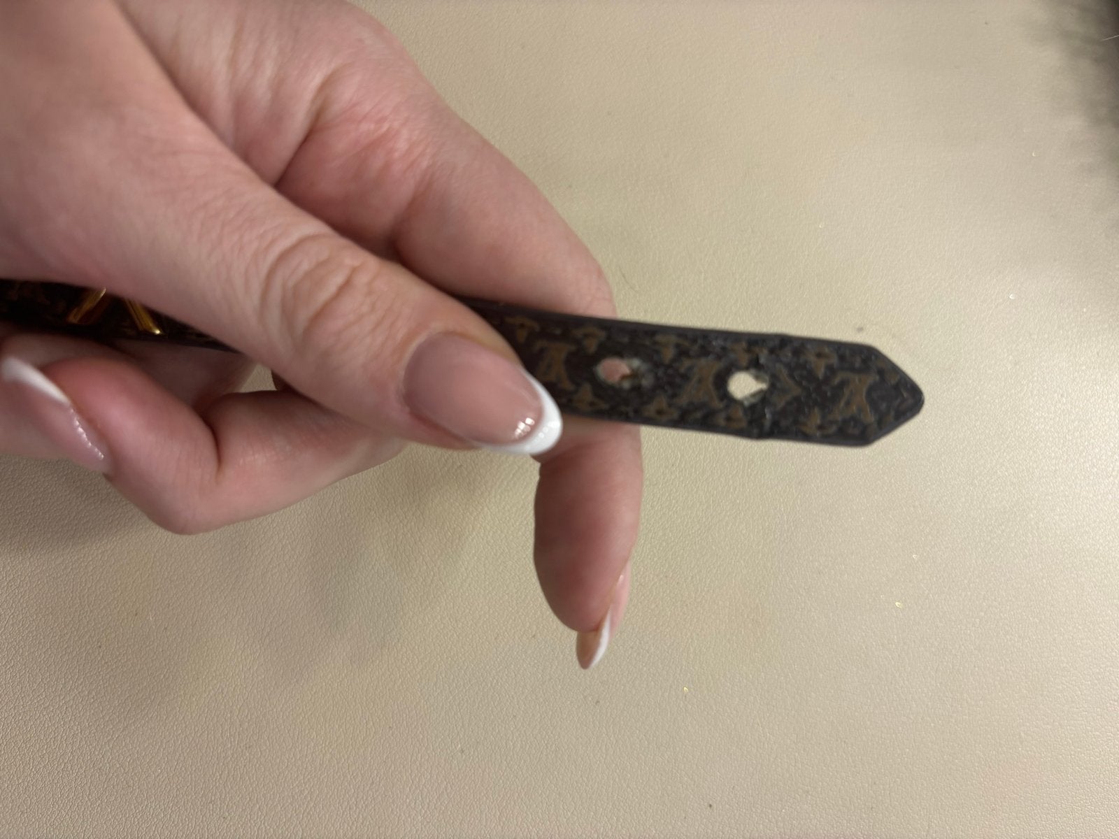 Louis Vuitton Monogram Leren Armband met Gouden V-Sluiting, Ophalen of Verzenden, Gebruikt, Bruin, Leer
