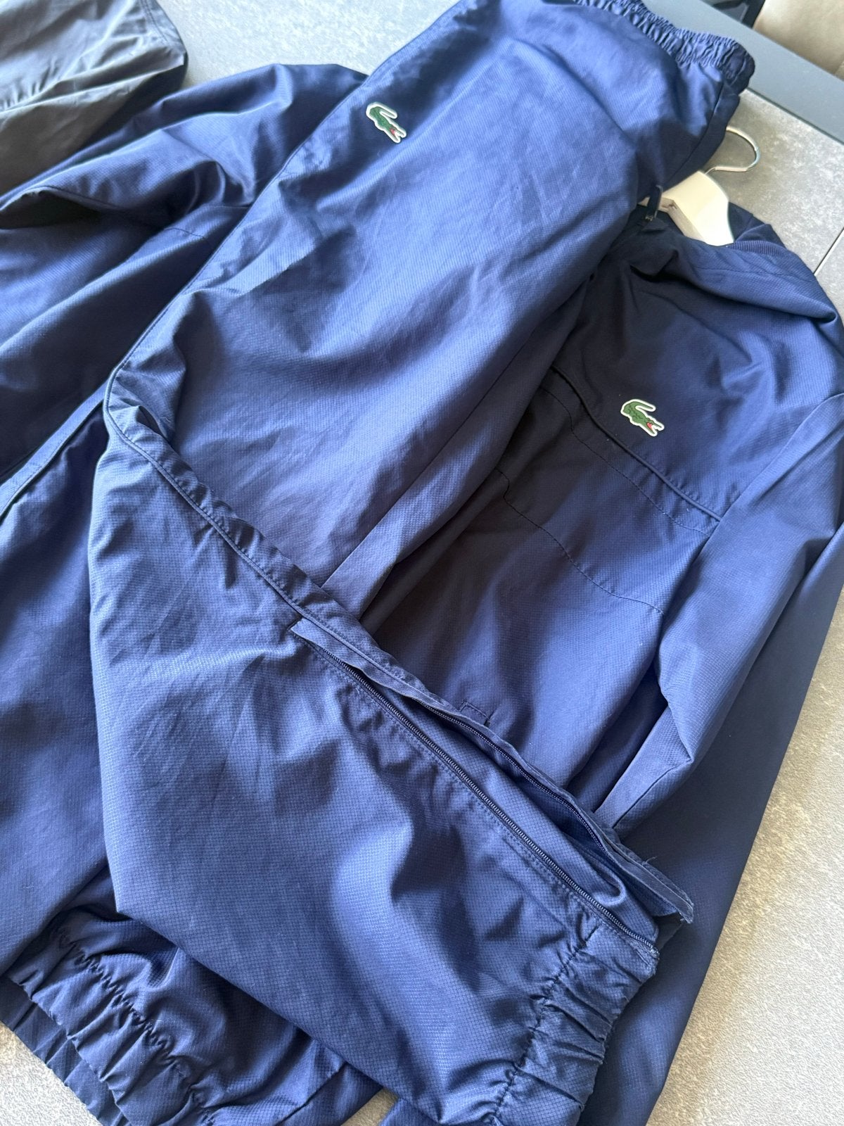 Lacoste Trainingspak - Donkerblauw, Kleding | Heren, Sportkleding, Blauw, Ophalen of Verzenden, Zo goed als nieuw, Algemeen