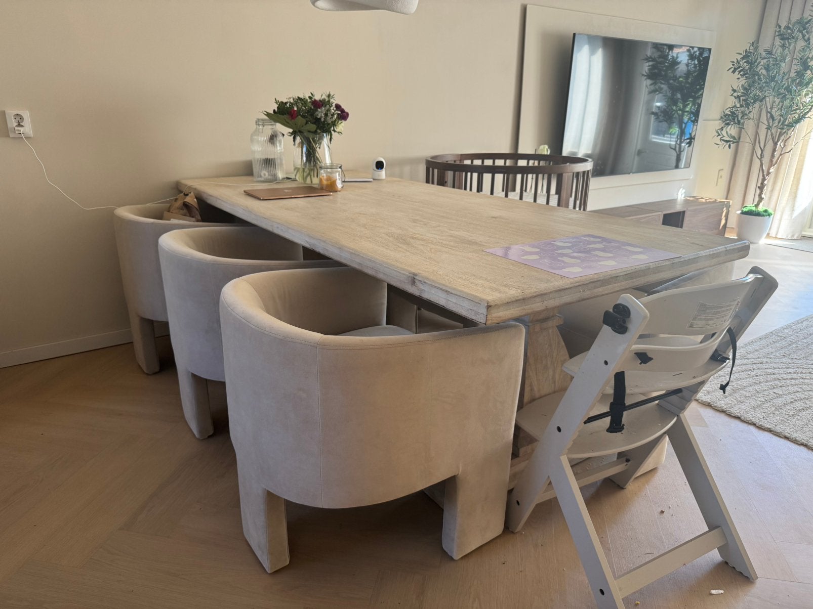 SKLUM Hout whitewash eettafel + 6 velours beige stoelen, Huis en Inrichting, Ophalen, Zo goed als nieuw, 4 tot 6 stoelen