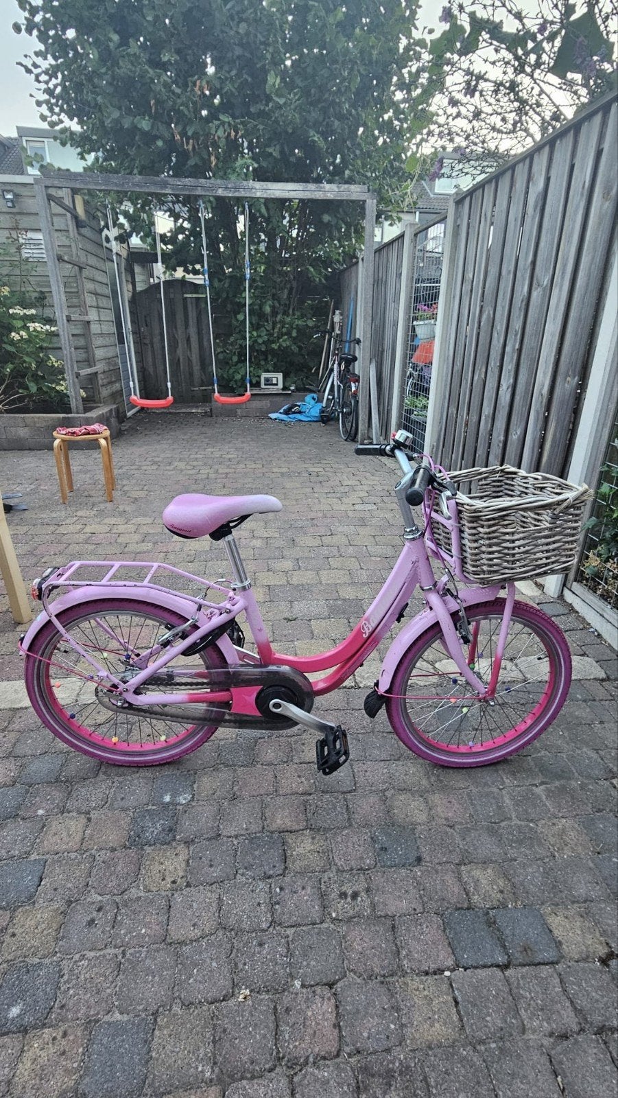 Batavus Roze kinderfiets met mandje - 20 inch, Ophalen of Verzenden, Gebruikt, Velgrem, 20 inch of meer