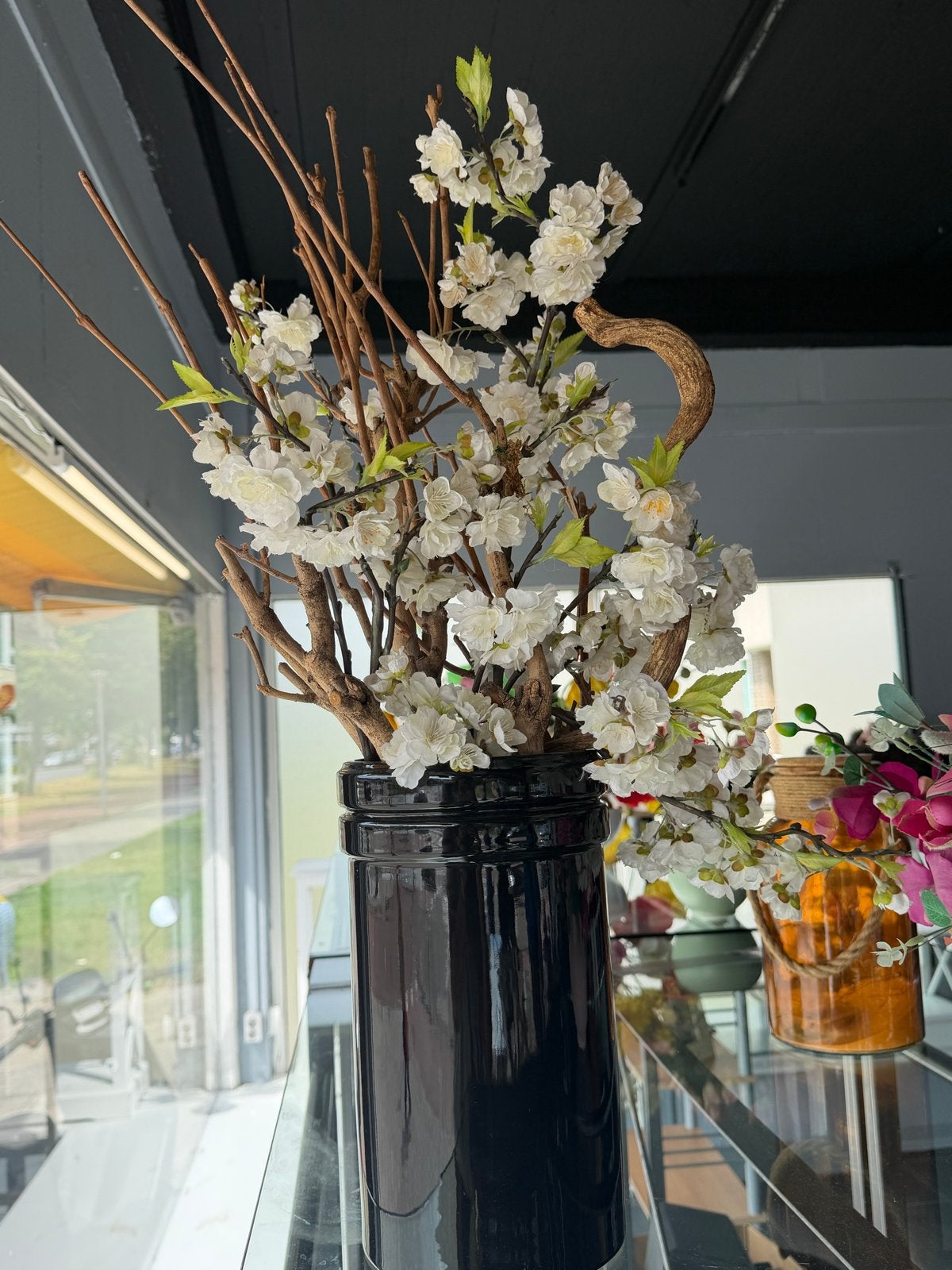 Zwarte vaas met kunstbloemen en takken, Huis en Inrichting, Woonaccessoires | Vazen, Overige materialen, Zwart, Inclusief decoratie