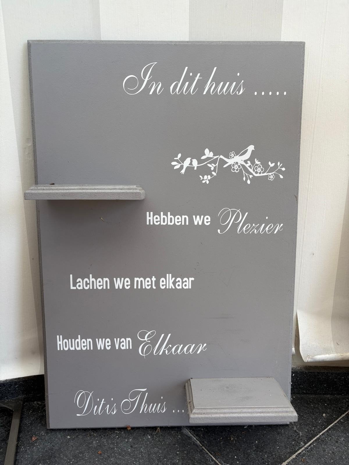 Decoratief wandbord 'In dit huis...' met plankjes, Ophalen, Hout, Grijs, Landelijk