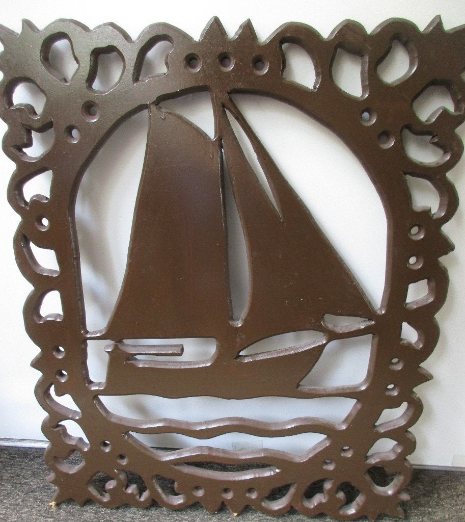 een houtsnijwerk met (zeil) boot  - 63,5 x 52 cm, Antiek en Kunst, Ophalen of Verzenden, Wanddecoratie, Zeeleven, Hout