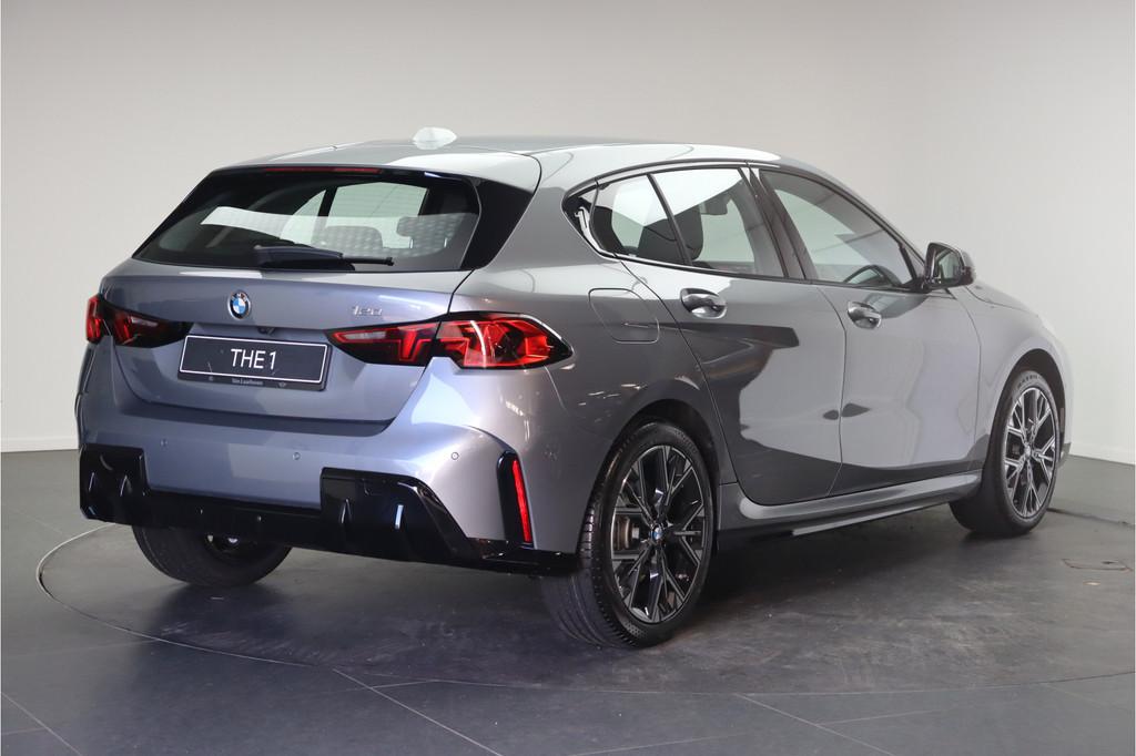 BMW 1 Serie 120 M Sport Automaat / Achteruitrijcamera / Park, Auto's, BMW, Stof, 156 pk, 3 cilinders, Zilver of Grijs