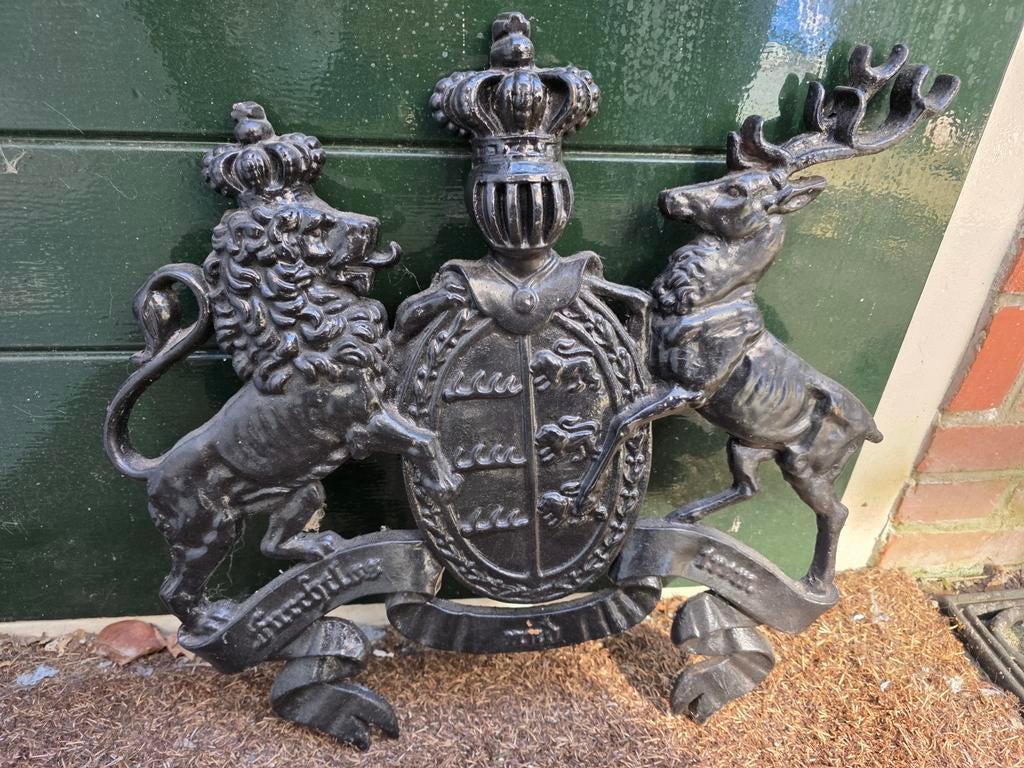 Antiek gietijzeren wapenschild met leeuw en hert, Ophalen of Verzenden