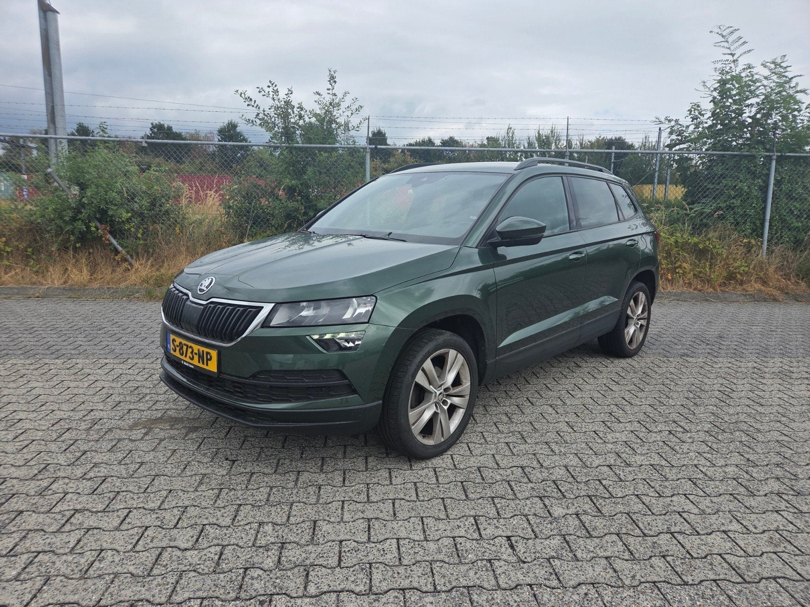 Skoda Karoq – Automaat – Tik in motor – APK 2027, Auto's, Stof, 1498 cc, Beige, 4 cilinders