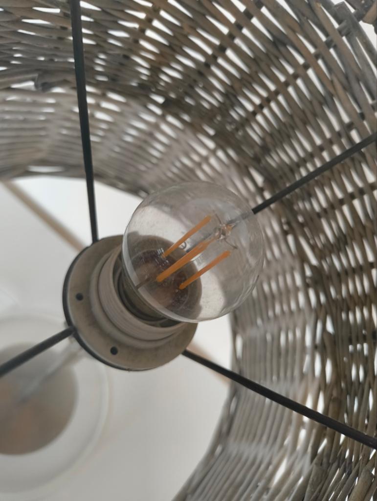 Rotan Tafellamp met Tweekleurige Kap, Huis en Inrichting, Lampen | Tafellampen, Gebruikt, Modern, Bohemian, 50 tot 75 cm, Ophalen of Verzenden