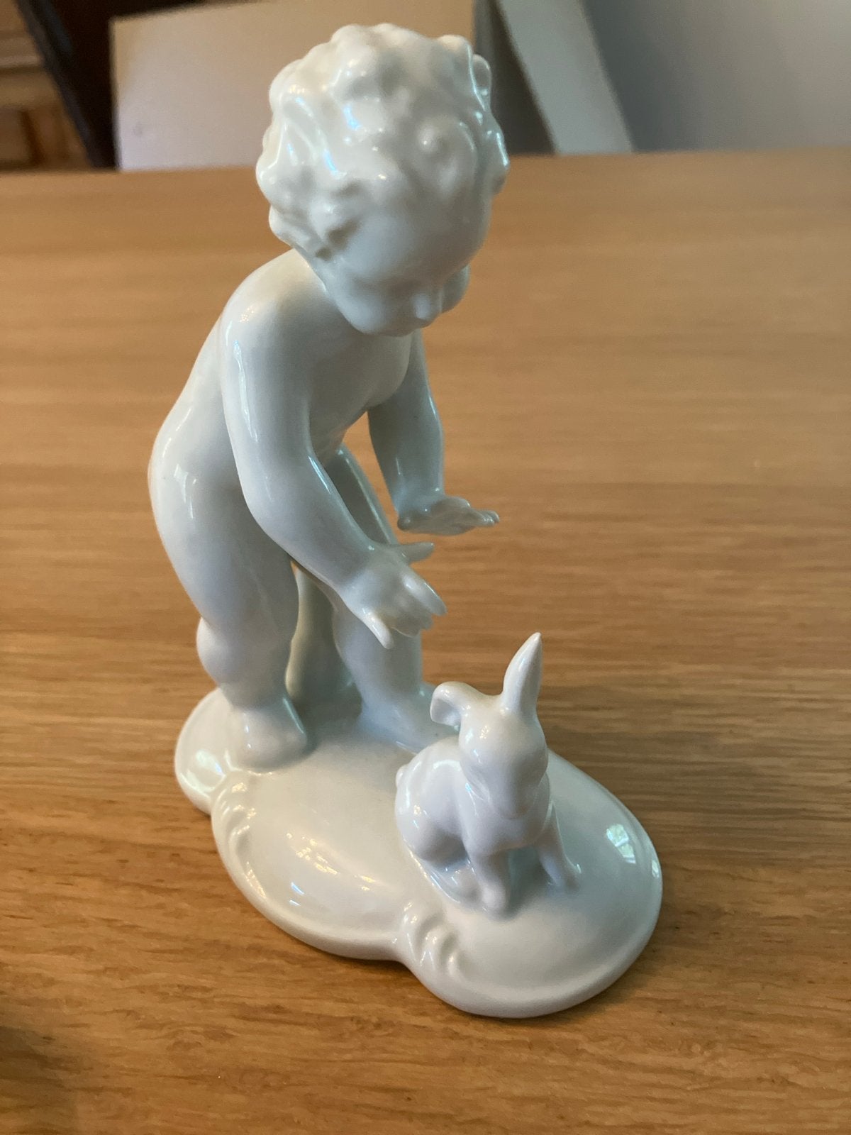Porseleinen beeldje: Kindje met konijn, Ophalen of Verzenden