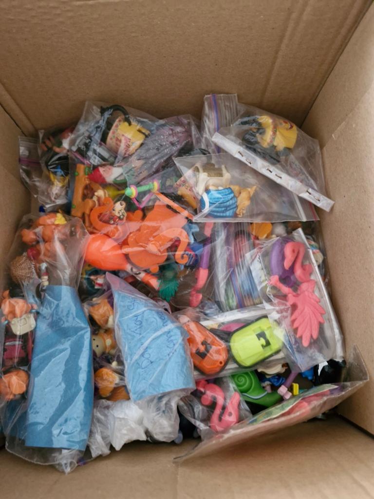 Grote doos vol verrassingseieren en kleine figuurtjes, Verzamelen, Verrassingseieren, Ophalen of Verzenden, Gebruikt, Hardplasticfiguren