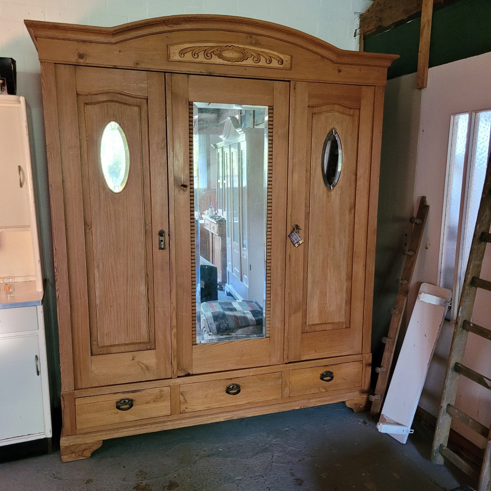Brocante oude grenen grote driedeurskast kledingkast, Ophalen