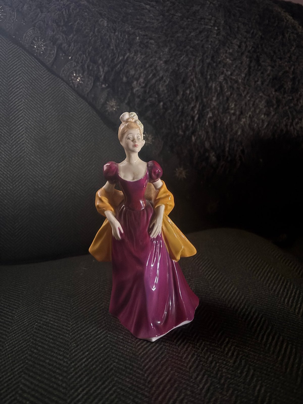Royal Doulton Loretta Beeldje - Elegante Dame, Ophalen, Zo goed als nieuw, Mens