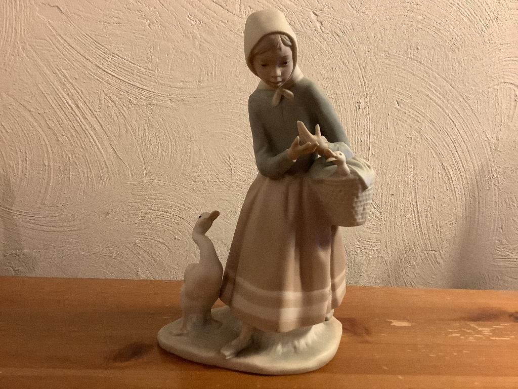 Lladro beeldje meisje met ganzen. 23 cm hoog, Verzamelen, Beelden en Beeldjes, Ophalen of Verzenden, Zo goed als nieuw, Mens