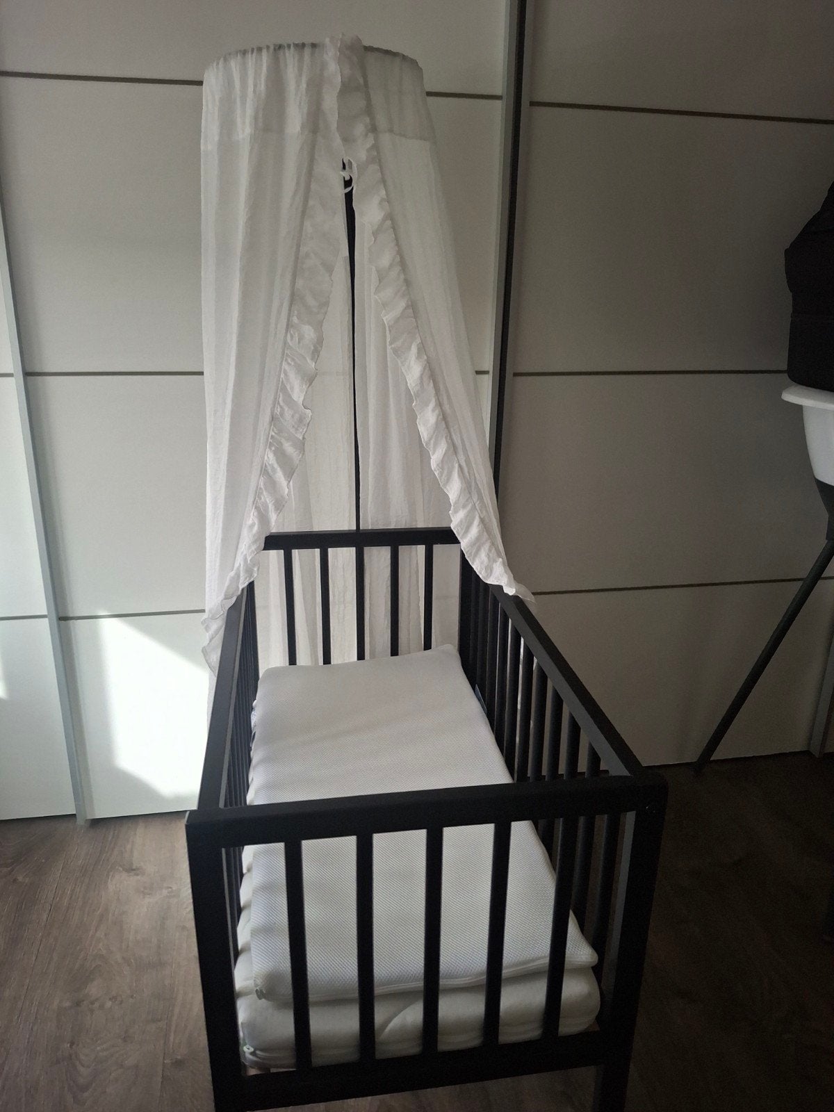 Zwart ledikant met hemeltje en matras, Kinderen en Baby's, Babywiegjes en Ledikanten, Ophalen, Zo goed als nieuw, Ledikant