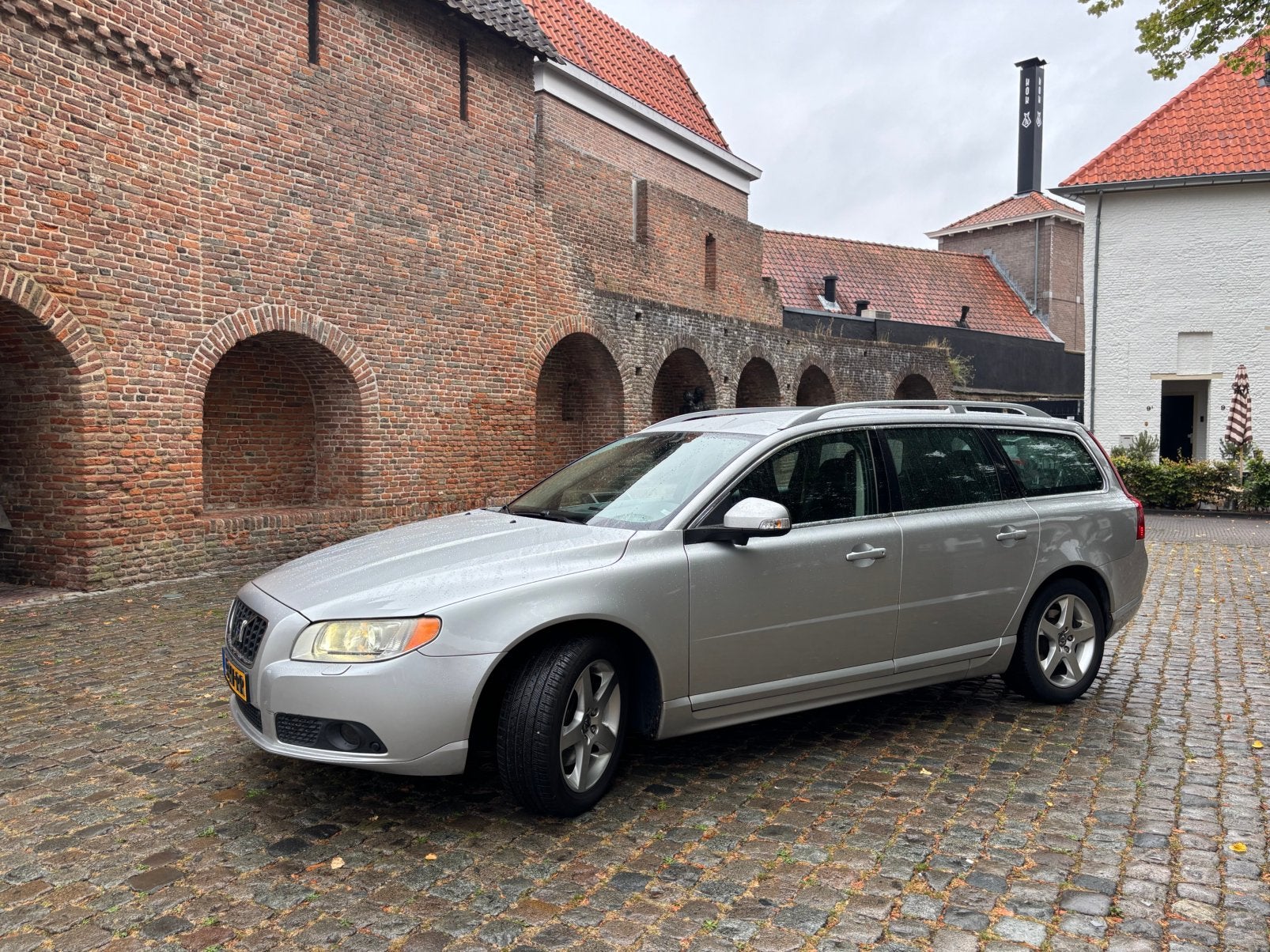 Volvo V70 2.5 T AUT 2007 Grijs, 1800 kg, Zwart, 2521 cc, Stationwagon