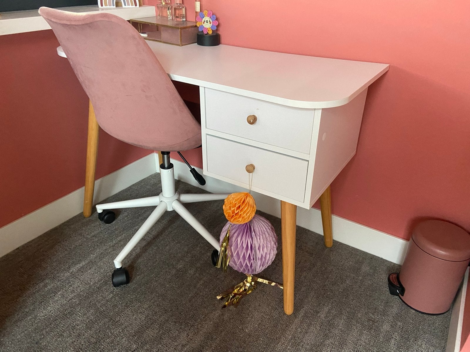 Bureau, nachtkastje en bed met schuine pootjes, Ophalen, Zo goed als nieuw, Meisje