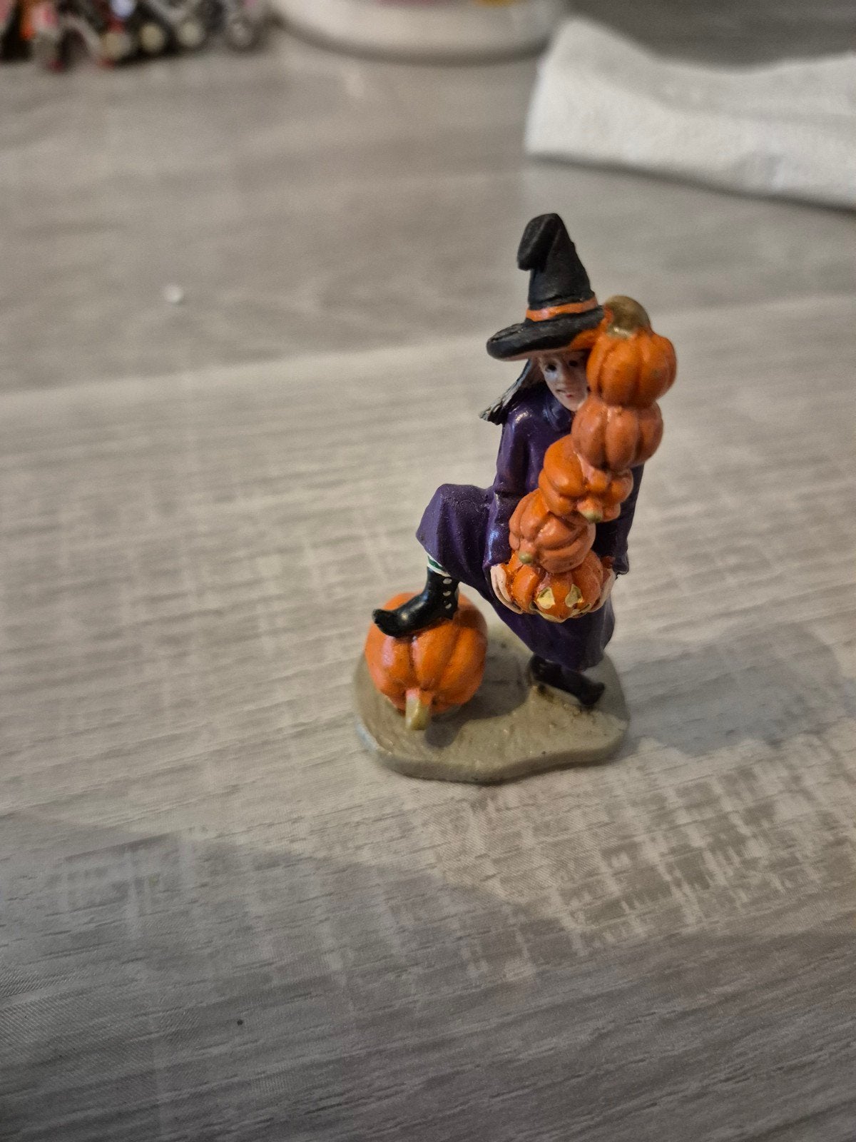 Lemax figuur heks halloween delicate balance spooky town, Verzamelen, Poppetjes en Figuurtjes, Ophalen of Verzenden, Zo goed als nieuw