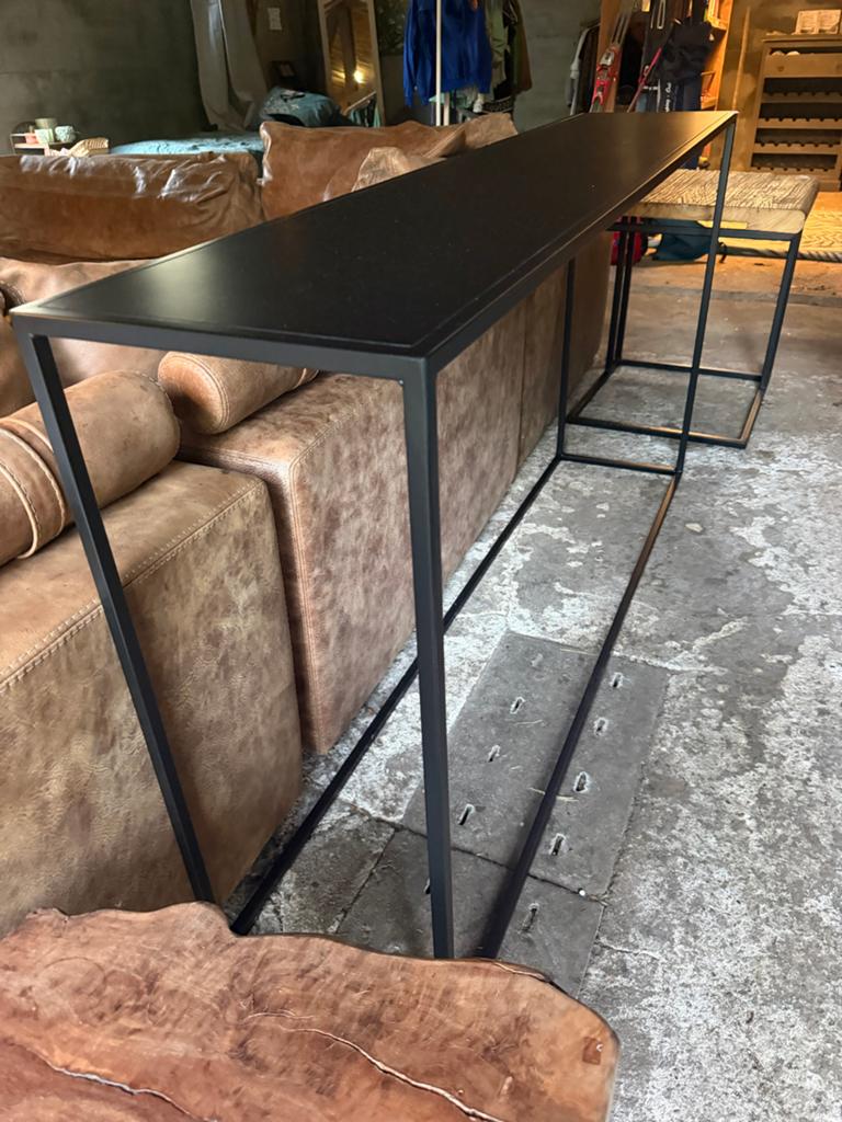 Zwarte metalen sidetable / consoletafel, Huis en Inrichting, Tafels | Sidetables, 200 cm of meer, Ophalen of Verzenden, Zo goed als nieuw