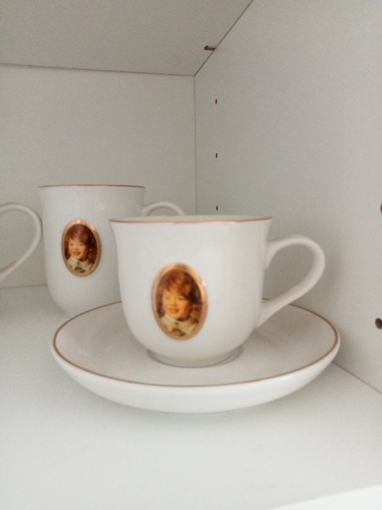 Set van 4 porseleinen kop en schotels met kunstprint, Verzamelen, Porselein, Kristal en Bestek, Ophalen, Zo goed als nieuw, Porselein