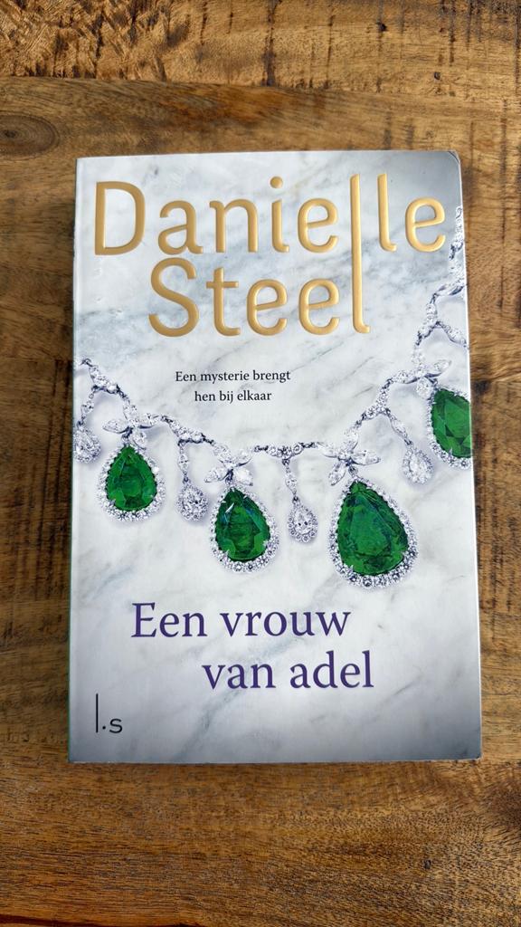 Danielle Steel - Een vrouw van adel, Ophalen of Verzenden, Zo goed als nieuw, Danielle Steel