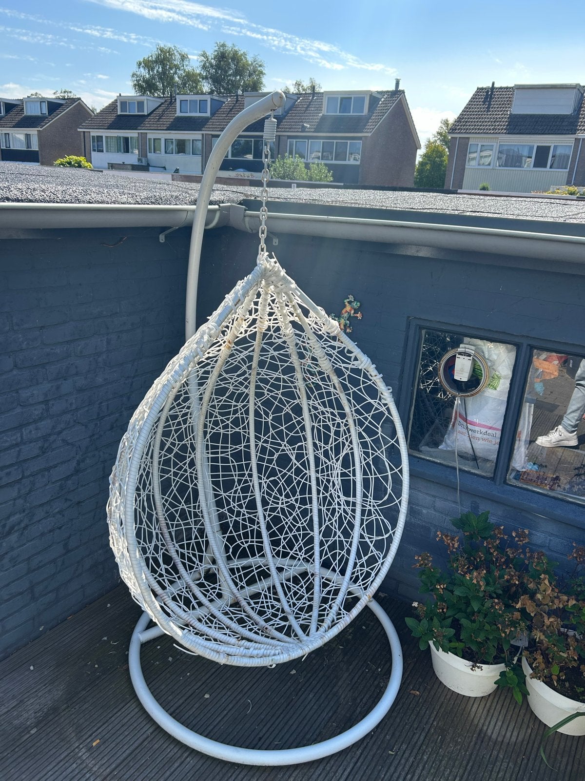 Witte hangstoel met standaard - Comfortabel en stijlvol, Ophalen of Verzenden, Gebruikt, Wicker, Verstelbaar