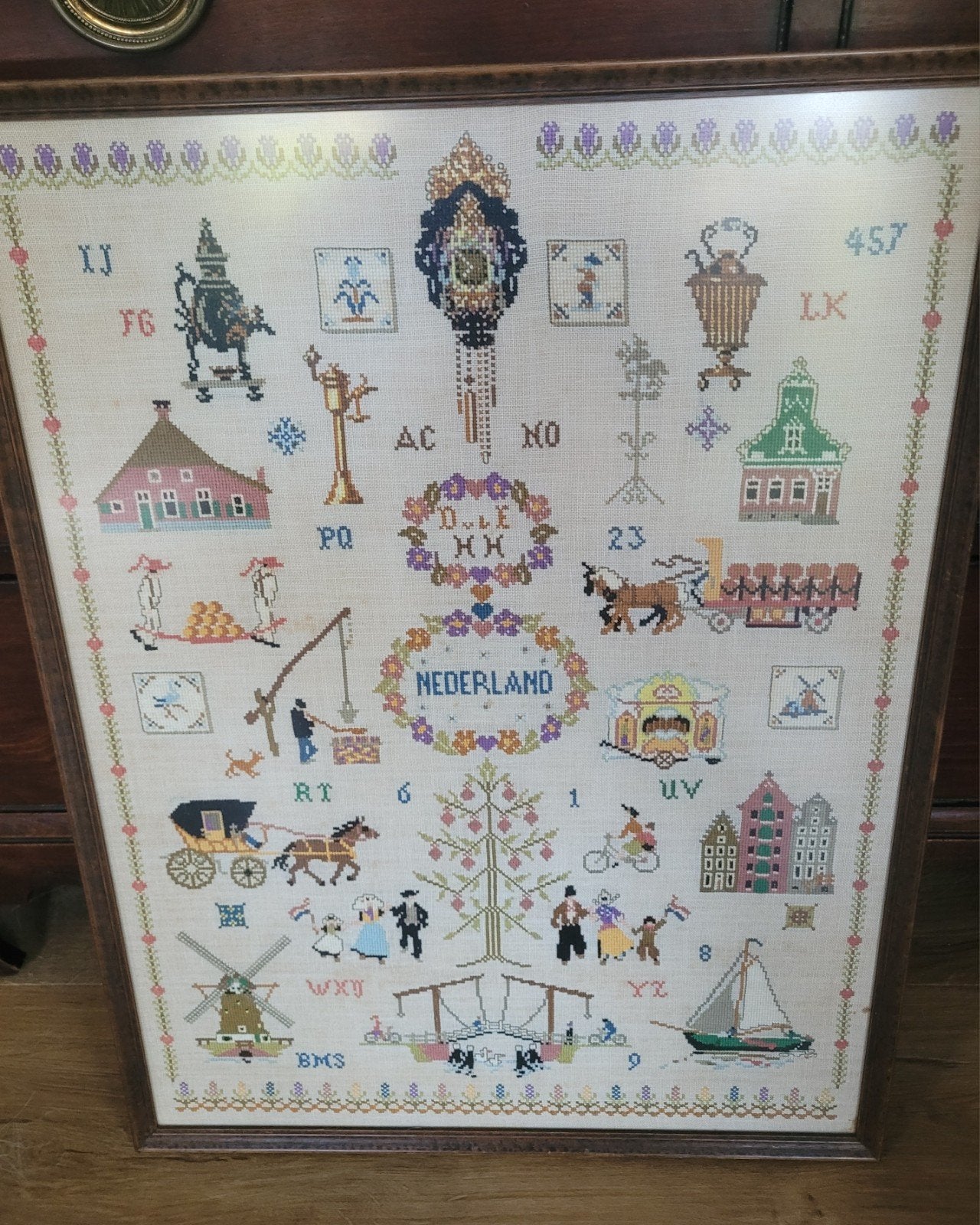 Ingelijste geborduurde merklap Nederland met museumglas, Antiek en Kunst, Origineel werk, Oud hollands, Ophalen of Verzenden, Overige onderwerpen