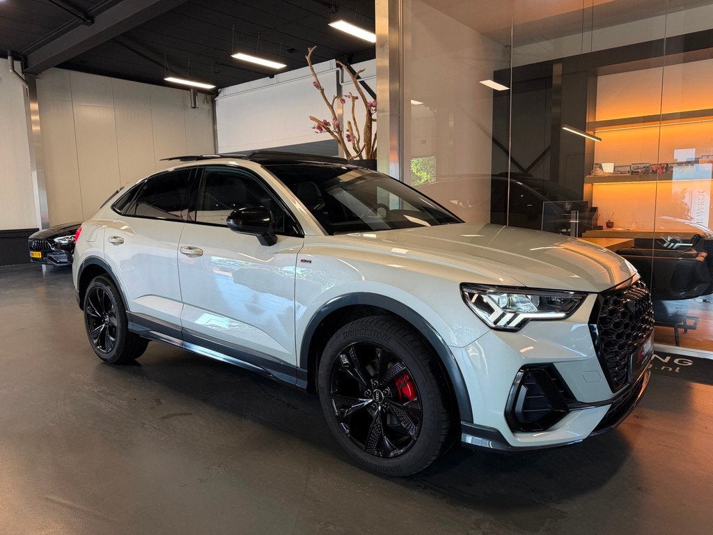 Audi Q3 Sportback 35 TFSI S line Panorama Camera 2024, Auto's, Parkeersensor, Zwart, 4 cilinders, 150 pk