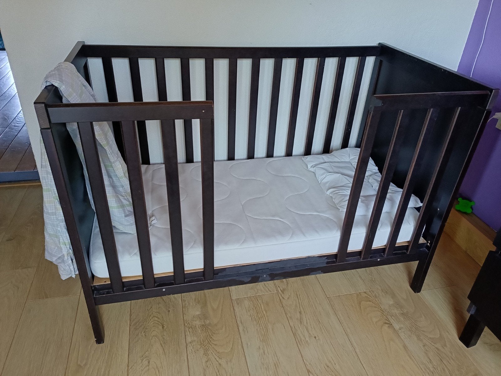 Zwartbruin baby/peuterbed hout, Ophalen, Gebruikt, Minder dan 140 cm, Matras