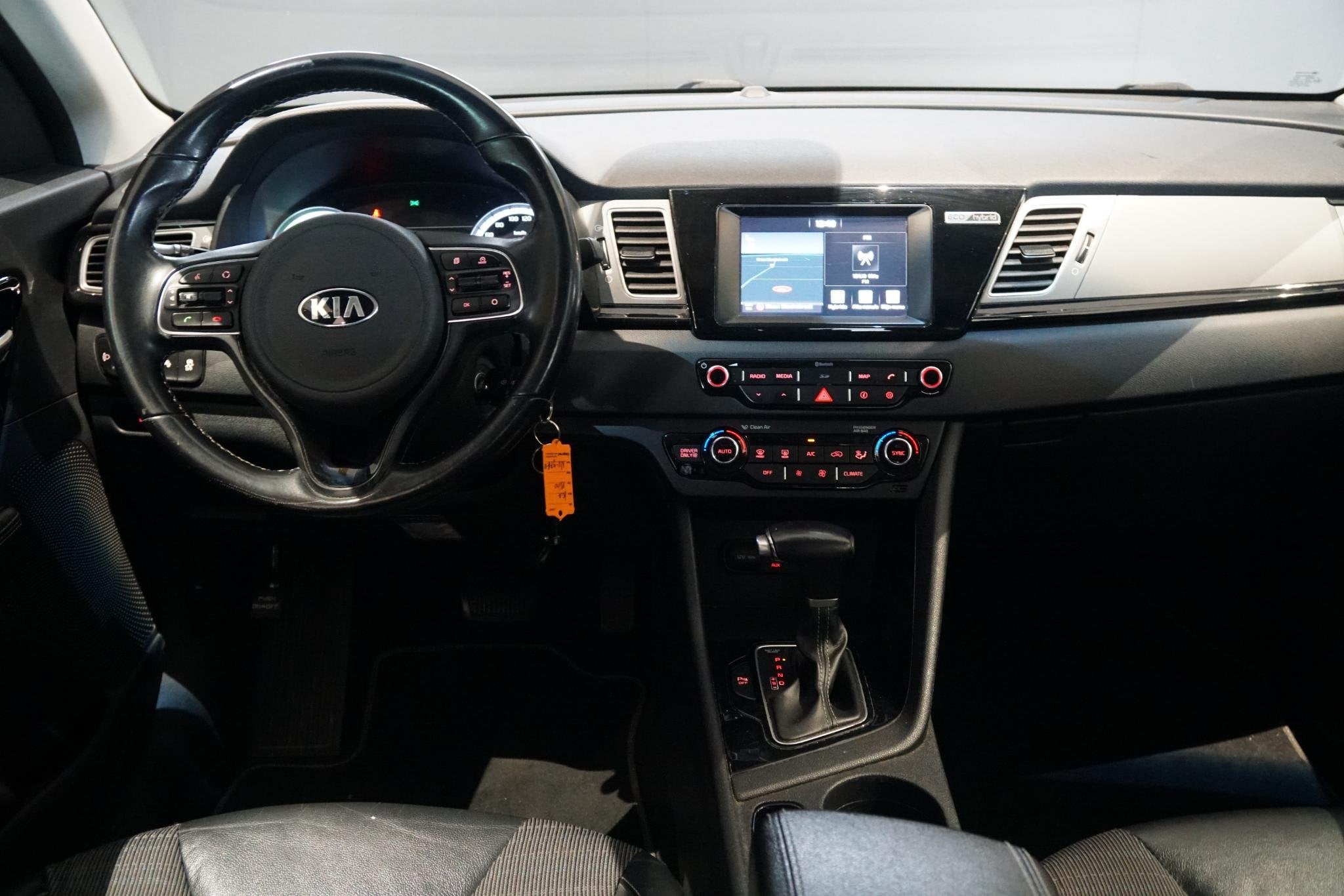 Kia Niro 1.6 GDi Hybrid First Edition + TREKHAAK / CAMERA /, Auto's, Gebruikt, 2 kWh, Blauw, Leder en Stof