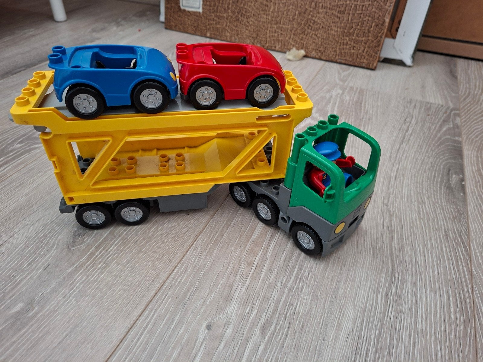LEGO Duplo autotransporter met 2 auto's en figuur, Ophalen, Gebruikt, Overige merken