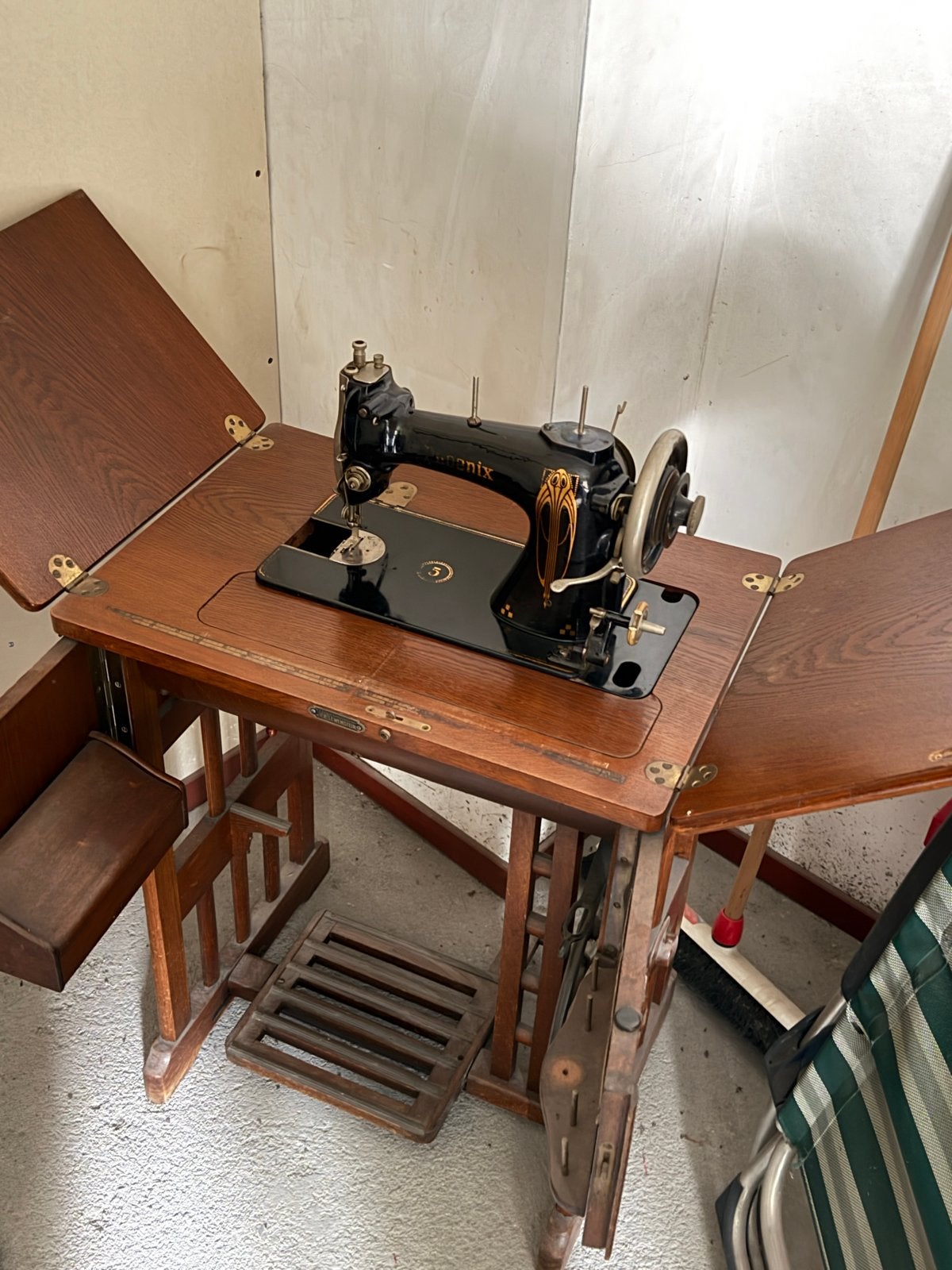 Antieke Phoenix naaimachine met houten onderstel, Ophalen of Verzenden, Gebruikt, Naaimachine, Overige merken