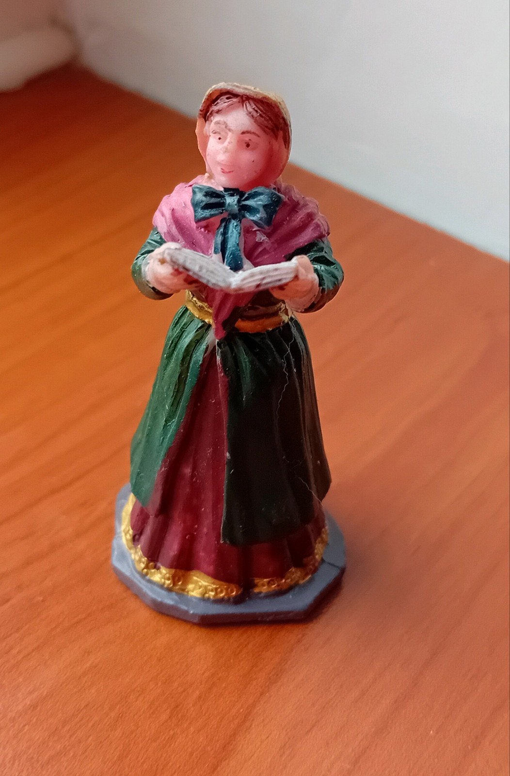 Lemax Caroller Woman, retired, Lemax figuur Kerstdorp, Diversen, Ophalen of Verzenden