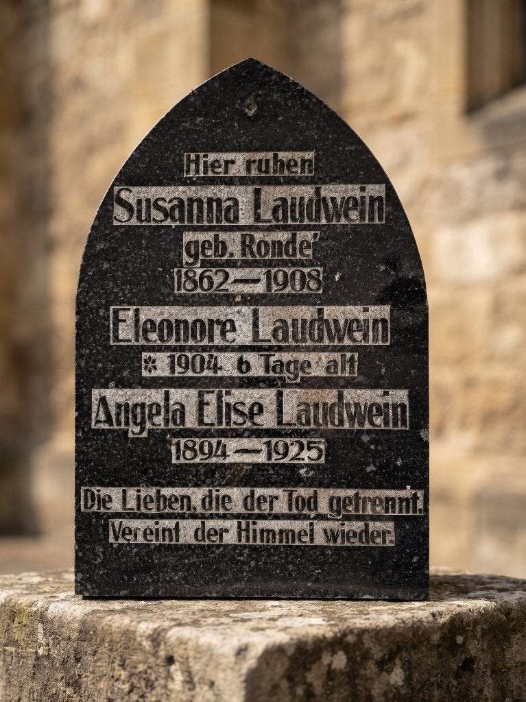 Zwaar stenen graf monument gedenkplaat Duits moeder en kind, Ophalen of Verzenden