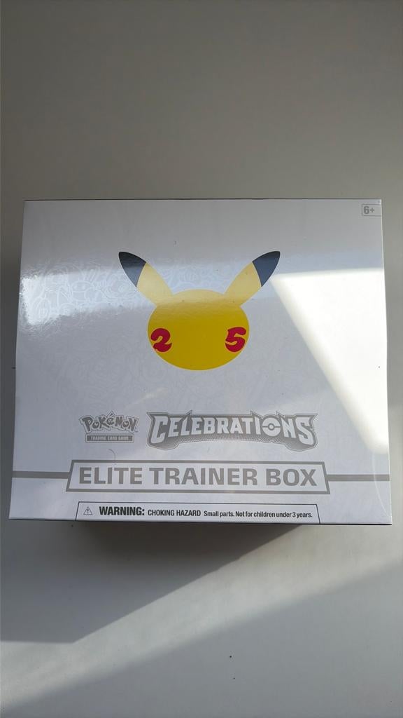 Pokémon Celebrations Elite Trainer Box - 25th Anniversary, Ophalen of Verzenden, Nieuw, Boosterbox