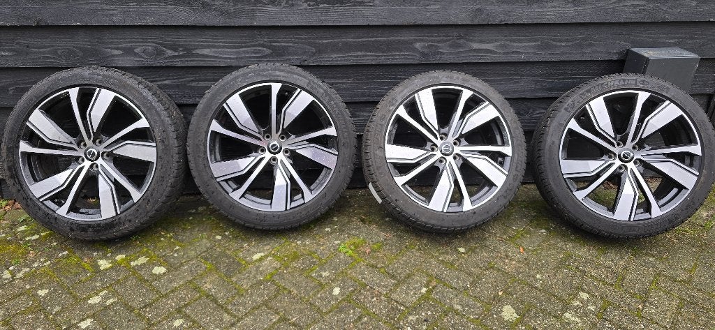 Volvo velgen met winterbanden, Ophalen, Gebruikt, 255 mm, Velg(en)