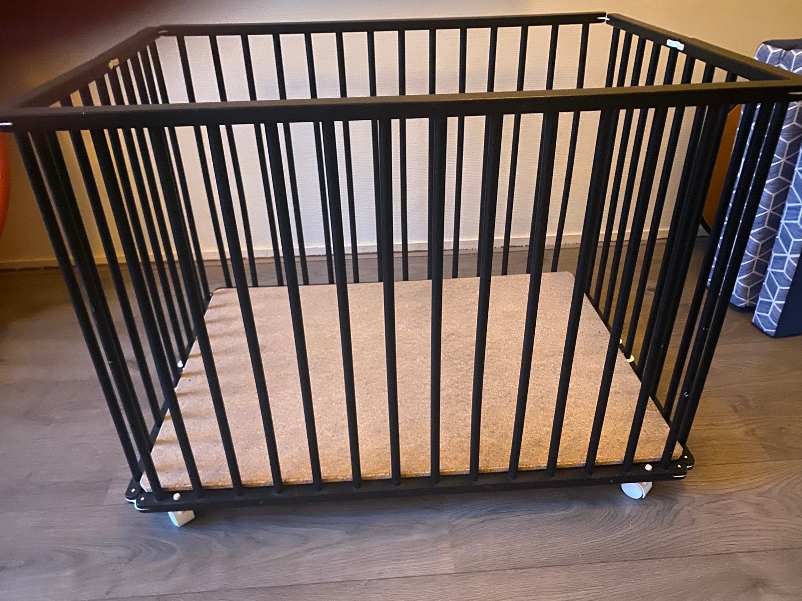 Box(baby),zwart hout, verrijd-en opklapbaar, Ophalen, Zo goed als nieuw, Rechthoekig, In hoogte verstelbaar