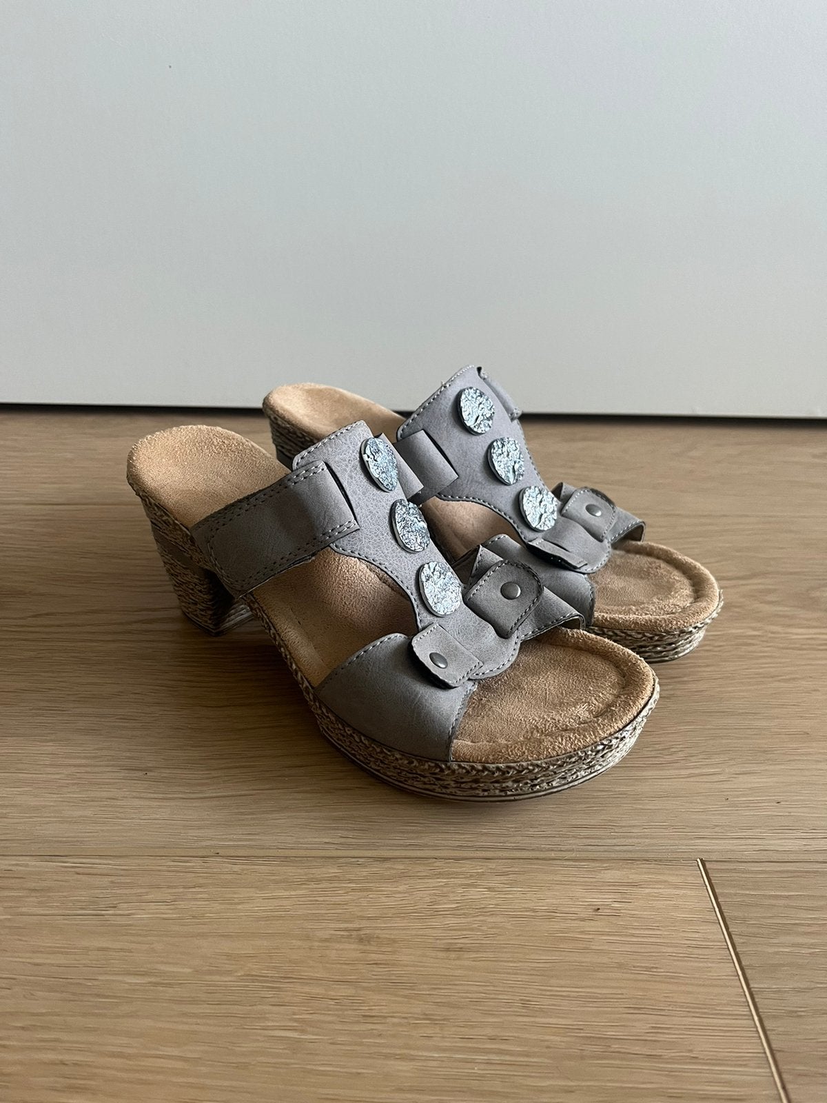 Taupe sleehak sandaaltje van Rieker, mt 36 ZGAN, Bruin, Zo goed als nieuw, Sandalen of Muiltjes, Ophalen of Verzenden