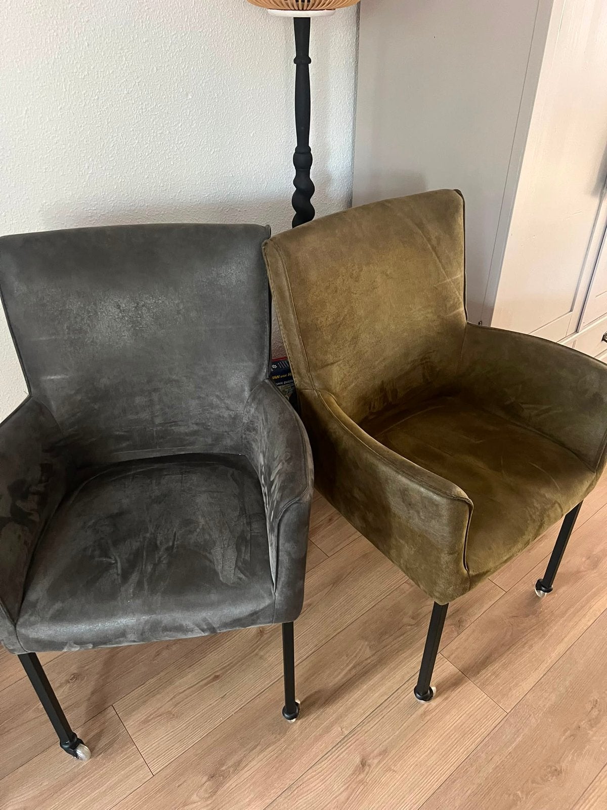 4 eetkamerstoelen met armleuningen en wieltjes, Ophalen, Zo goed als nieuw, Grijs, Vijf, Zes of meer stoelen