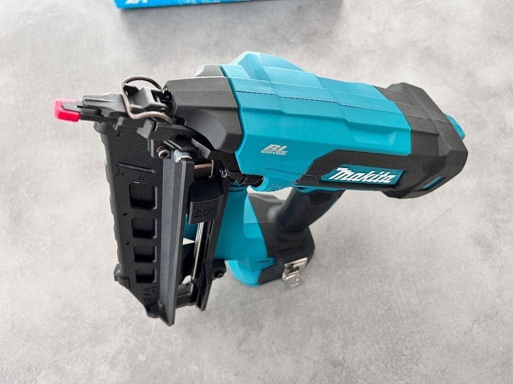 MAKITA 18V ACCU AFWERKTACKER DBN610ZJ BRADTACKER 32-64mm 16G, Ophalen of Verzenden, Nieuw, 50 tot 100 mm, Overige typen