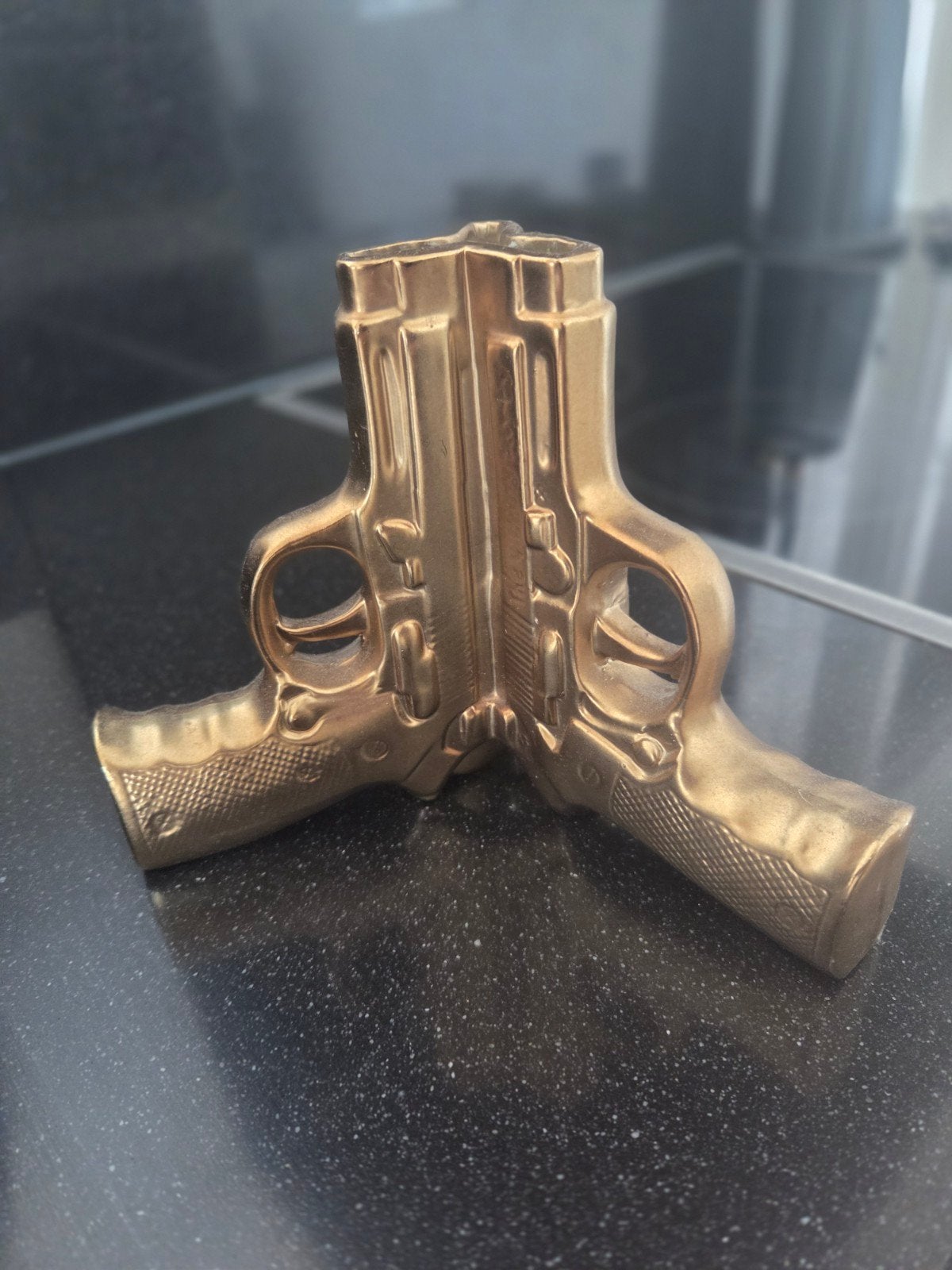 Gouden pistool vaas - Uniek decoratiestuk, Verzenden, Zo goed als nieuw, Goud, Metaal