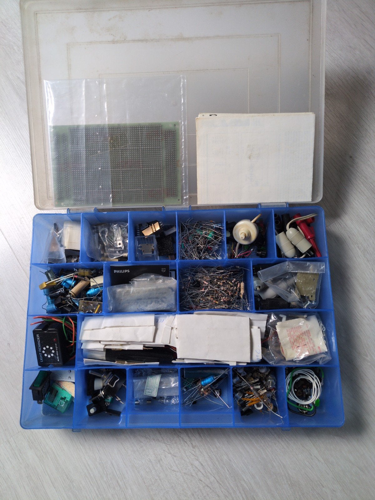 Elektronica onderdelen assortiment in opbergdoos, Hobby en Vrije tijd, Elektronica-componenten, Ophalen of Verzenden, Gebruikt