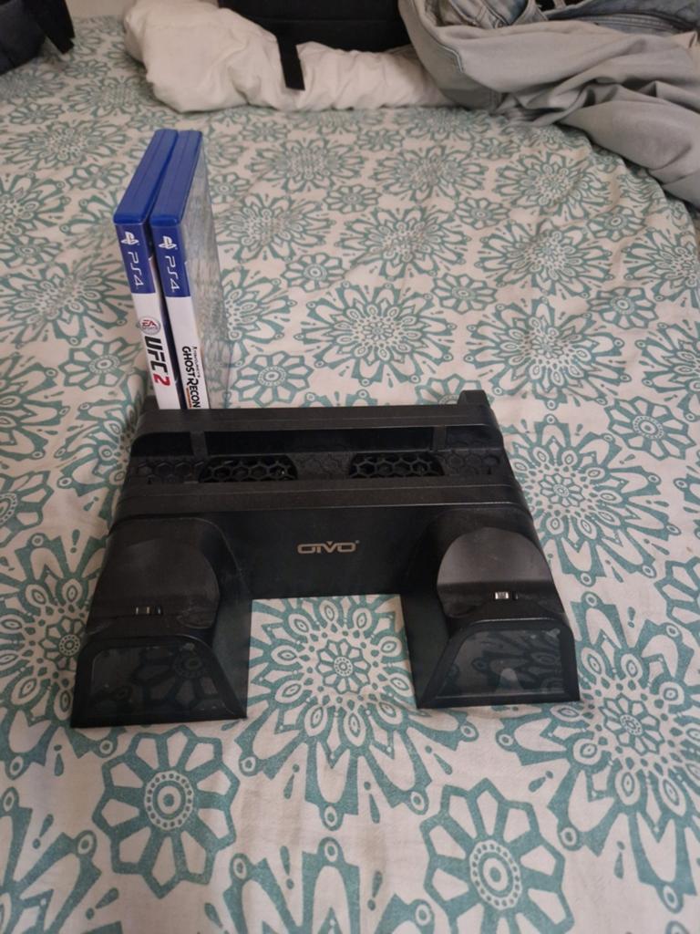 Multifunctional playstation 4 charging station + games, Spelcomputers en Games, 2 spelers, Ophalen of Verzenden, Vechten, Vanaf 16 jaar