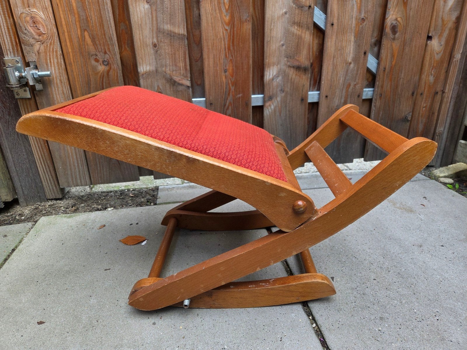 Vintage houten schommelvoetenbankje met rode bekleding, Ophalen, Hout, Minder dan 50 cm, Gebruikt