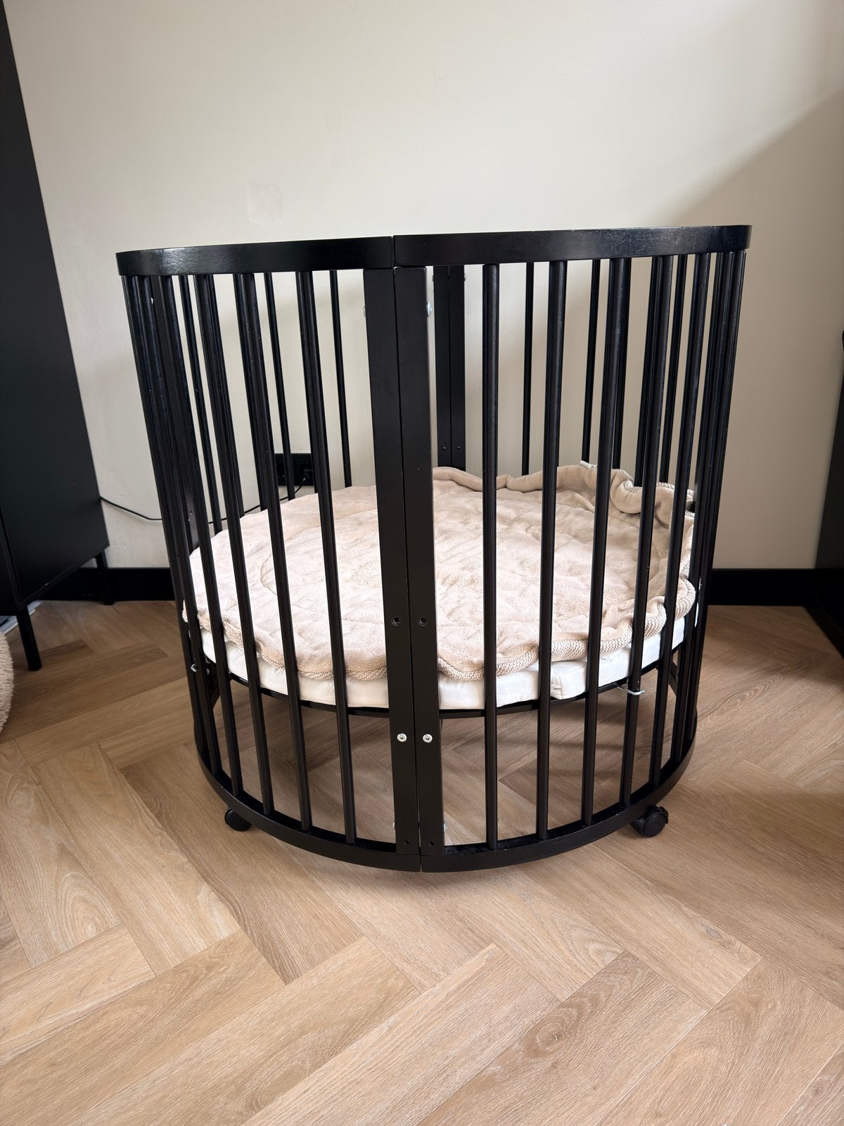 Zwarte ronde box op wieltjes, Ophalen, Gebruikt, Rond, Boxkleed
