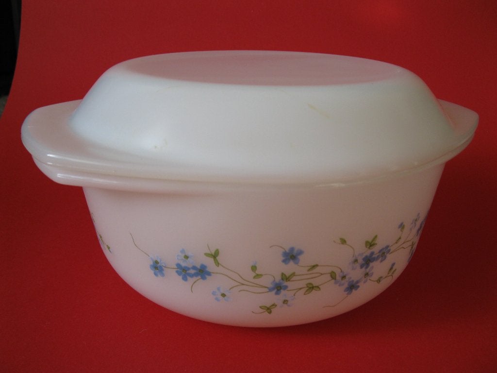 Melkglazen schaal. Arcopal France. Jaren 70/80., Gebruikt, Ophalen of Verzenden, Overige stijlen, Glas