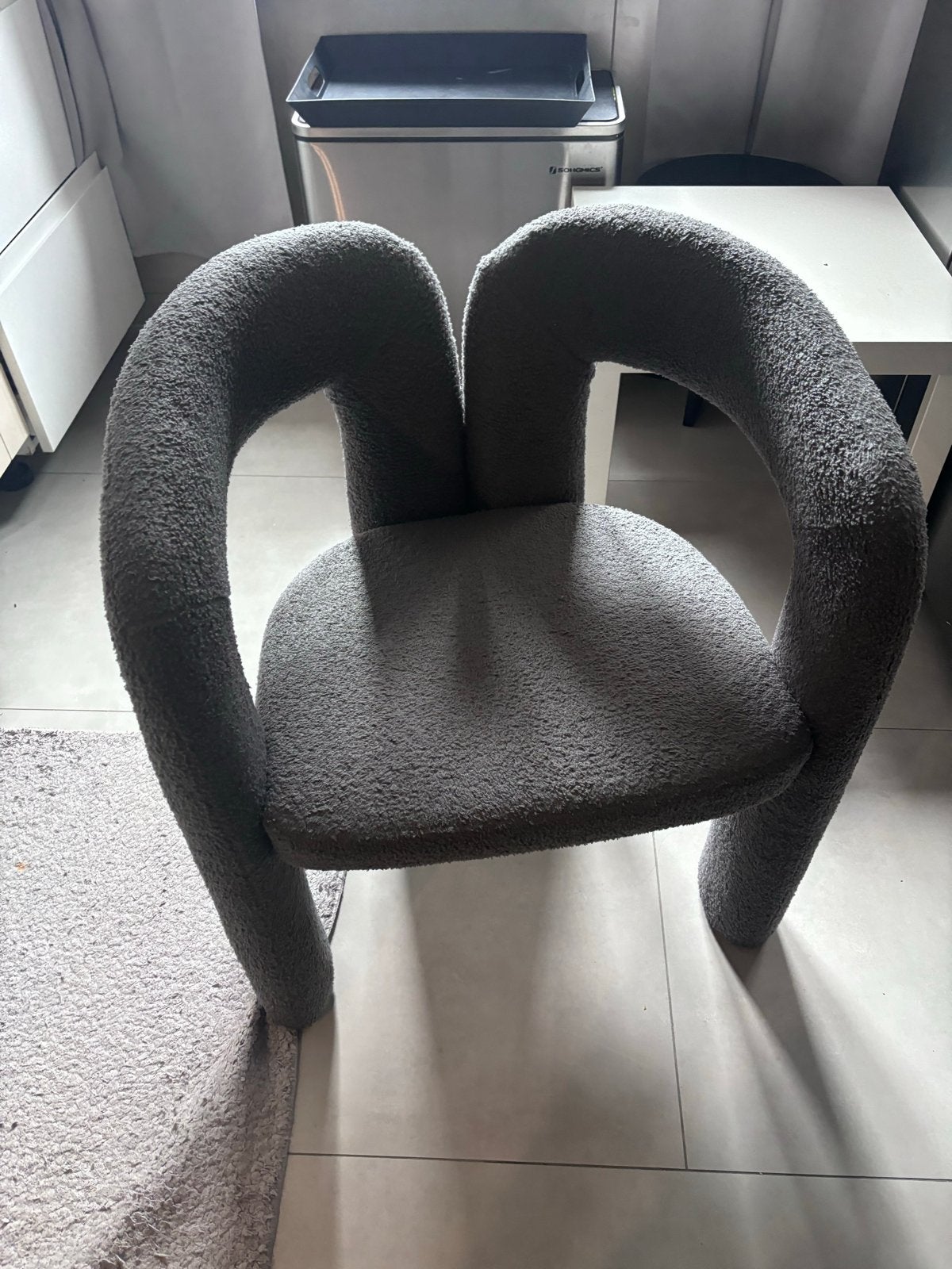 Stijlvolle grijze bouclé stoelen - Modern en comfortabel, Ophalen, Gebruikt, Vier, Stof