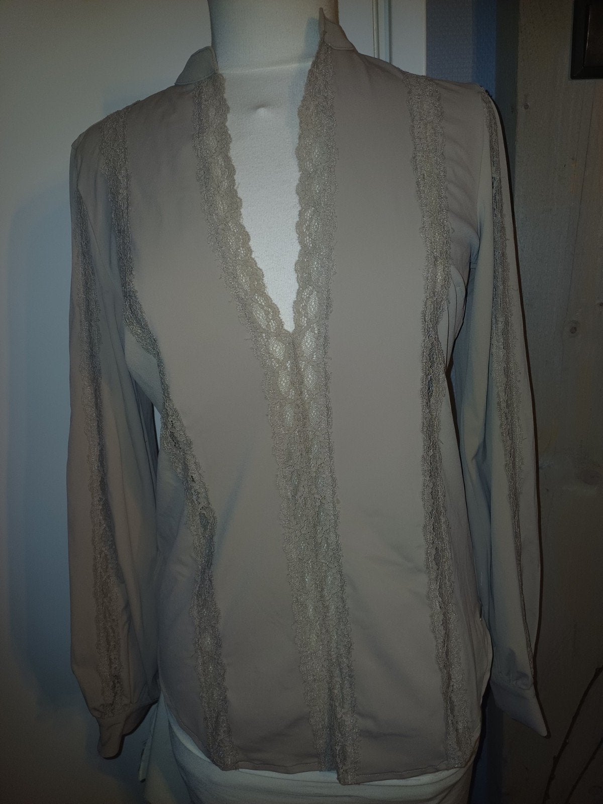 Mi Piace Travel Blouse Latte Maat M met kant details, Kleding | Dames, Maat 38/40 (M), Mp, Beige, Nieuw