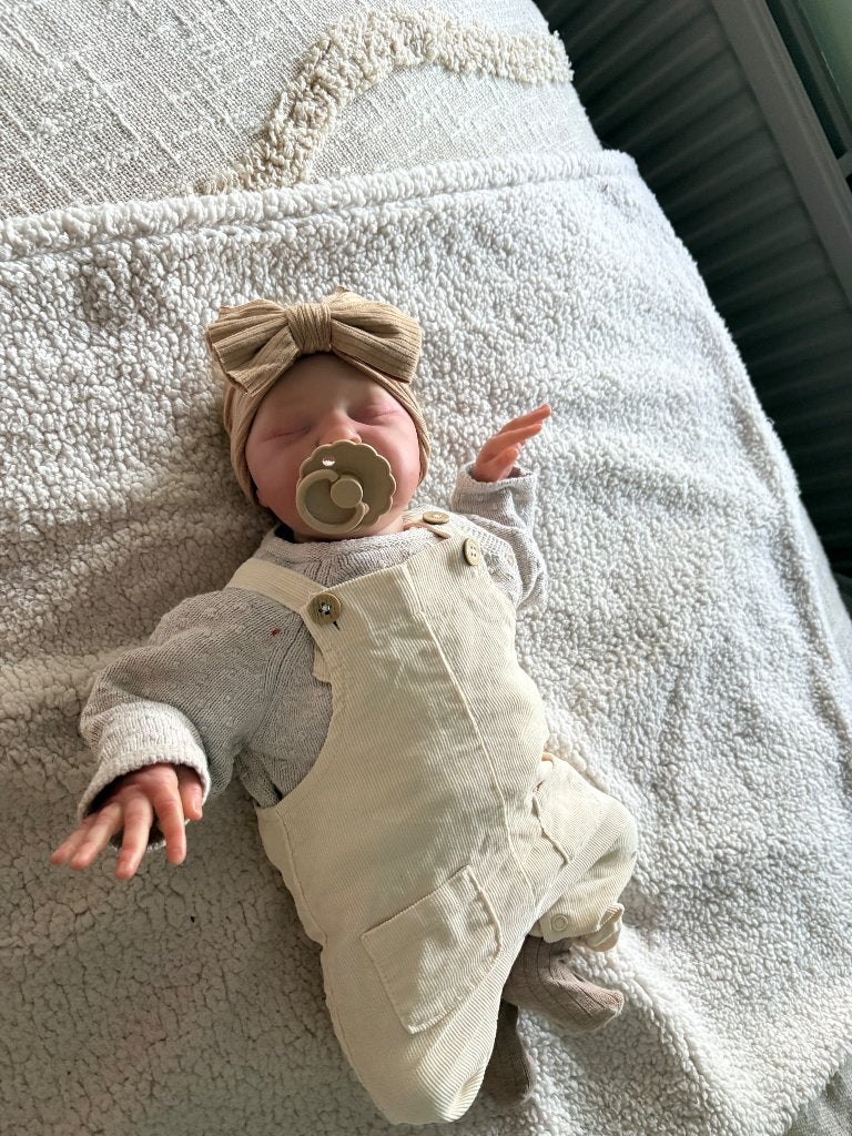 Reborn baby Laura, Ophalen of Verzenden, Zo goed als nieuw, Babypop, Levensecht of Reborn