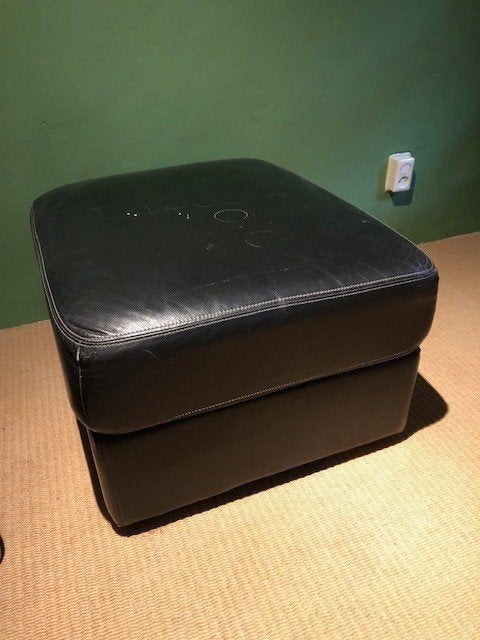 Gratis Zwarte Leren Poef, Ophalen, Gebruikt, 50 tot 75 cm, Leer