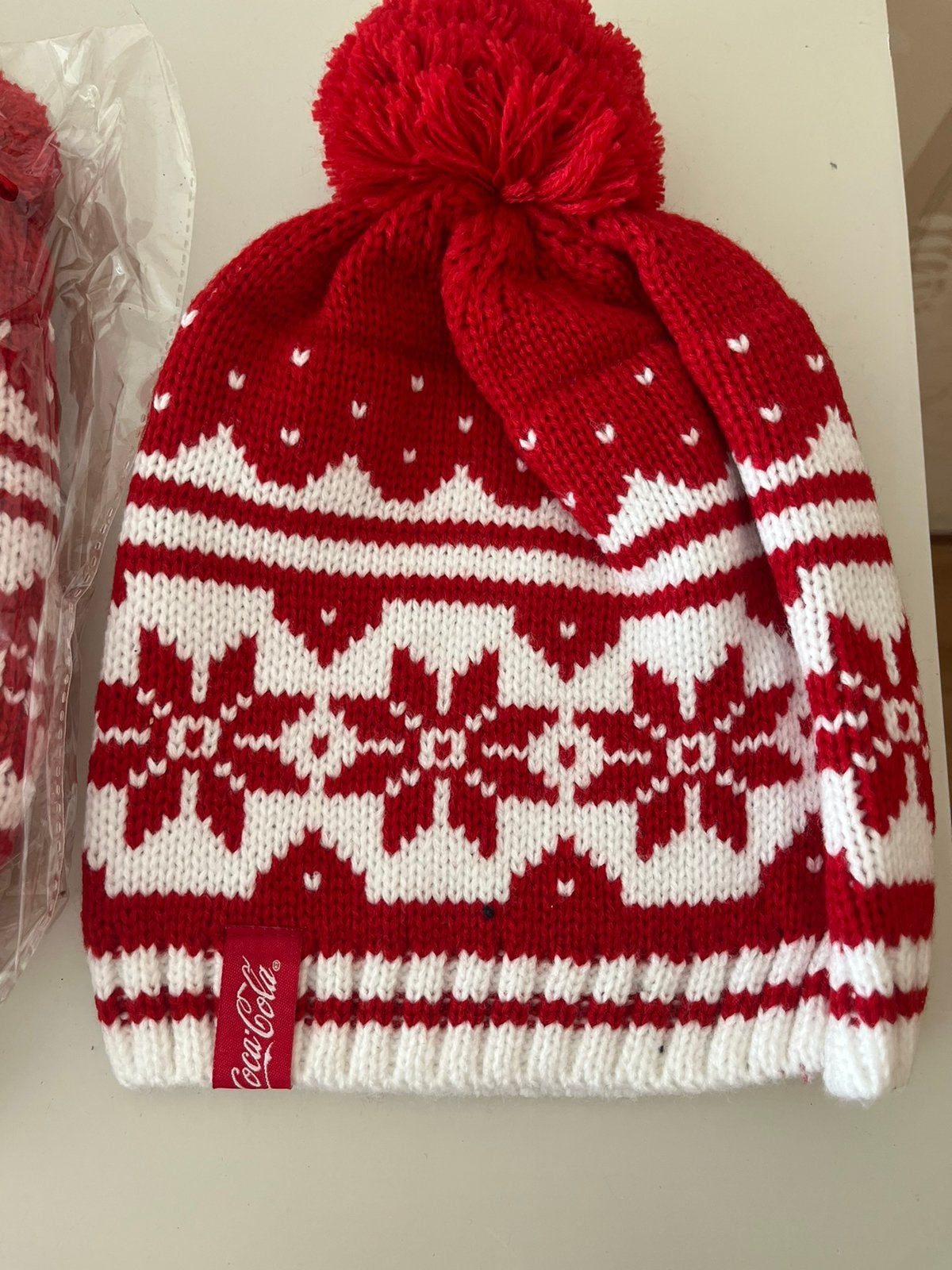 4 nieuwe beanies / wintermutsen Coca Cola en Unox, Ophalen of Verzenden, Nieuw, Overige maten, Muts
